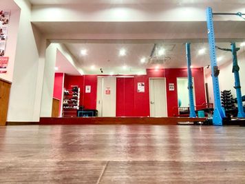 ミラー：横幅3.6m×高さ1.8ｍ
フロア：横幅3.6m×高さ3.6m - マタドールジム千駄木店 千駄木のダンススタジオ【トレーニングやヨガ・ピラティス】の室内の写真