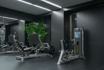 - STUDIO（ジムエリア）-
上質で洗練された空間になっており、海外より厳選したバリエーション豊かなマシンを揃えています。 - HALLEL 半蔵門店 【STUDIO B】利用 （オープンスペース型スタジオ）の室内の写真