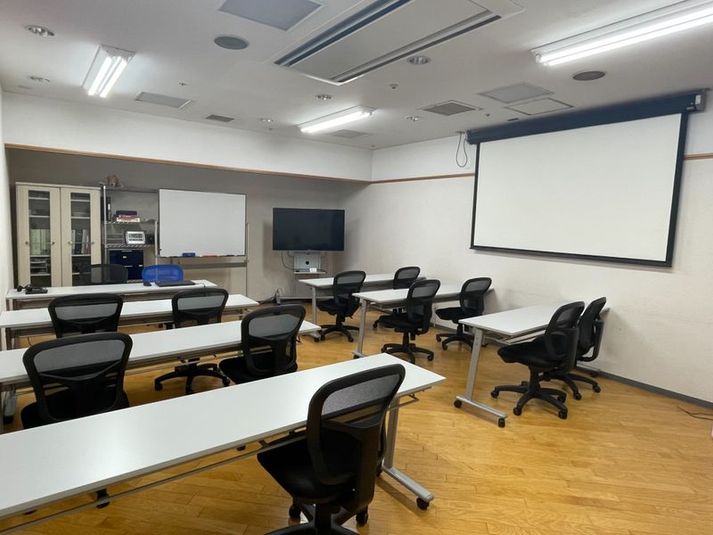 14名まで入れるセミナールーム - シェアオフィス・コワーキングスペース　ステージライン仙台駅前 コワーキングスペース　ステージライン仙台駅前　（セミナールーム）の室内の写真