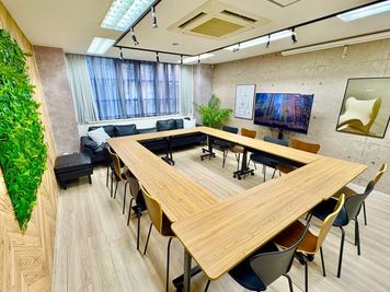 会議 - エムズ新宿御苑 懇親会もできる貸会議室　LUXE新宿(2026年1月以降予約用)の室内の写真