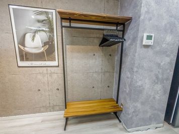 ハンガーラック - エムズ新宿御苑 懇親会もできる貸会議室　LUXE新宿(2026年1月以降予約用)の室内の写真