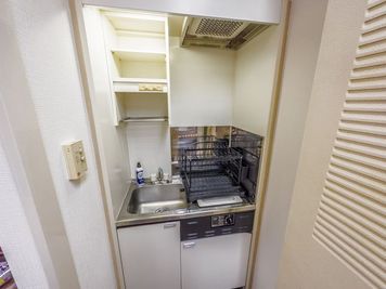 ミニキッチンです。 - エムズ新宿御苑 懇親会もできる貸会議室　LUXE新宿(2026年1月以降予約用)の設備の写真