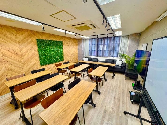 セミナー用 - エムズ新宿御苑 懇親会もできる貸会議室　LUXE新宿(2026年1月以降予約用)の室内の写真