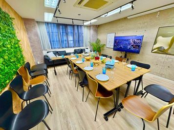 パーティー懇親会 - エムズ新宿御苑 懇親会もできる貸会議室　LUXE新宿(2026年1月以降予約用)の室内の写真