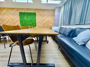 ソファーも椅子と同じ高さです。 - エムズ新宿御苑 懇親会もできる貸会議室　LUXE新宿(2026年1月以降予約用)の室内の写真