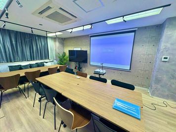 100インチプロジェクタ - エムズ新宿御苑 懇親会もできる貸会議室　LUXE新宿(2026年1月以降予約用)の室内の写真