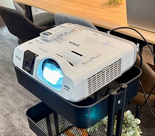 EPSONプロジェクタ - エムズ新宿御苑 懇親会もできる貸会議室　LUXE新宿(2026年1月以降予約用)の室内の写真