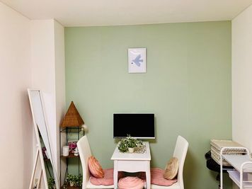 2人掛け・モニター・姿見 - おしゃれな会議室angelle☆会議・打ち合わせ・講習会向き☆の室内の写真