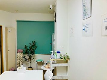 窓側・ホワイトボード・スリッパ - おしゃれな会議室angelle☆会議・打ち合わせ・講習会向き☆の室内の写真