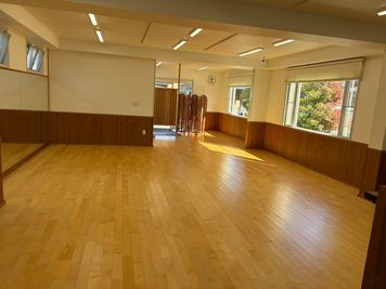 スタジオ内での飲食も可能です。
防音設備やレンタルスピーカーも完備しておりますのでダンスレッスンなどにも使えます。 - スタジオ鹿野苑 色々なレッスン教室や懇親会、イベントなどに最適なレンタルスタジオの室内の写真