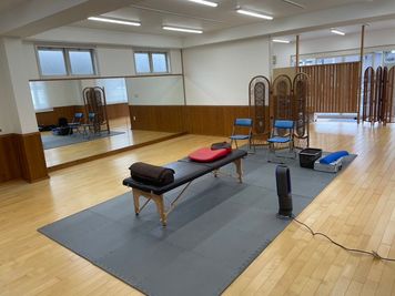 近江八幡で店舗を借りずに営業してみたい方大歓迎です。
出張整骨院もベットを持参して頂き、
この様な形で開催しています。 - スタジオ鹿野苑 色々なレッスン教室や懇親会、イベントなどに最適なレンタルスタジオの室内の写真