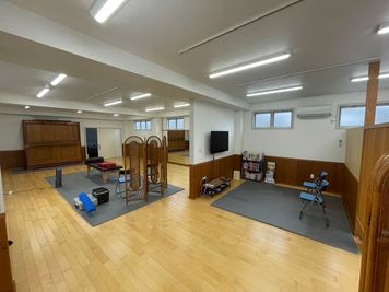 モニターでテレビやDVDも見れるので、待合場所と施術場所を分けて利用する事も可能です。 - スタジオ鹿野苑 色々なレッスン教室や懇親会、イベントなどに最適なレンタルスタジオの室内の写真