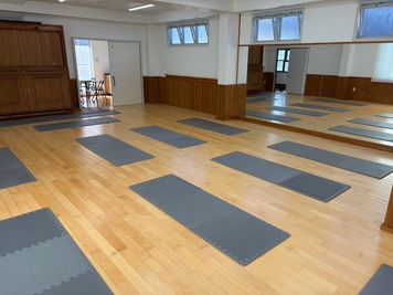 ヨガ教室などで使用できるマットも貸し出しています。 - スタジオ鹿野苑 色々なレッスン教室や懇親会、イベントなどに最適なレンタルスタジオの室内の写真
