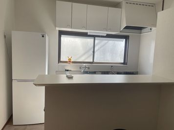 カウンターキッチン、冷蔵庫、コンロもございます - GeishaTheater 集い・撮影・おもてなし。和の空間で自由に過ごす。の室内の写真