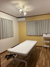 施術やリラクゼーションに最適な施術ベッドをご利用いただけます。 - 北高崎｜エステ・整体向け完全個室サロン（6畳・施術ベッド完備）  北高崎｜施術・テレワーク向けレンタルサロンの室内の写真