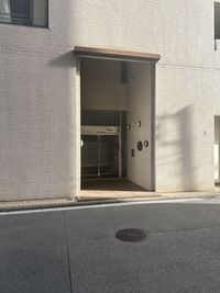 スタジオが入っているマンション入り口です。 - Pilates studio Cosiness 東神奈川 Studio Cosiness（ピラティススタジオ）東神奈川の外観の写真