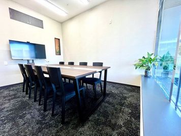 即予約OK【海浜幕張駅徒歩3分】幕張メッセ至近・8名用会議室　静かで上質な会議室｜商談・面接・WEB会議に最適 - オフィスサービスUSP