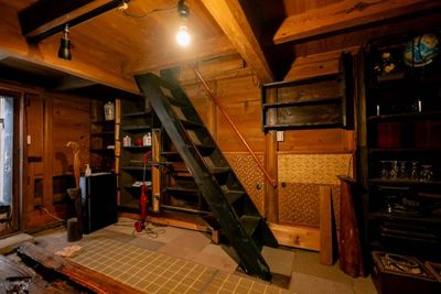 秘密のスタジオ2階につながる階段 - 古民家スタジオ「蔵」-感性を高める秘境スタジオ 築160年の古民家を改修したオリジナル蔵スタジオの設備の写真