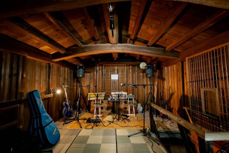 2階の音楽スタジオ - 古民家スタジオ「蔵」-感性を高める秘境スタジオ 築160年の古民家を改修したオリジナル蔵スタジオの室内の写真
