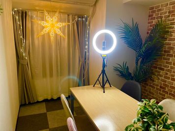 リングライトは蛍光色と電球色の強弱の調整が可能です。 - CREST（クレスト）会議室 ✨オープン！新宿御苑前1分 お洒落なCREST貸会議室　の室内の写真