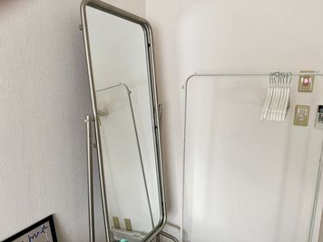 大型ミラー2台、ハンガーラックがあるので、自撮りや商品撮影、ライブ配信など可能です - studio room702 韓国風セルフフォトスタジオの設備の写真