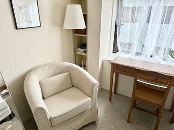 ソファが2つあるので、雰囲気のある撮影が可能です - studio room702 韓国風セルフフォトスタジオの室内の写真