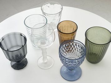 カラーカップ・ゴブレット
色味を揃えたカップとゴブレットのセット。カフェ風やライフスタイル撮影に活躍します。 - 水道橋スタジオ（東京ドーム前）Suidobashi Studio 水道橋スタジオ（東京ドーム前）SUIDOBASHI STUDIOの室内の写真