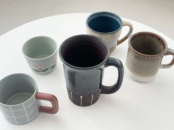 マグカップ・陶器カップ
落ち着いた色味のマグカップ各種。読書シーンや日常カットに自然になじむアイテムです。 - 水道橋スタジオ（東京ドーム前）Suidobashi Studio 水道橋スタジオ（東京ドーム前）SUIDOBASHI STUDIOの室内の写真