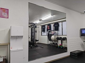 大型ミラー - LoveGym24梅田 レンタルジム/シェアジム/ プライベートジム/個室ジム/ダンスの設備の写真