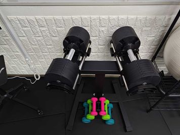 可変式ダンベルMAX32kg - LoveGym24梅田 レンタルジム/シェアジム/ プライベートジム/個室ジム/ダンスの設備の写真