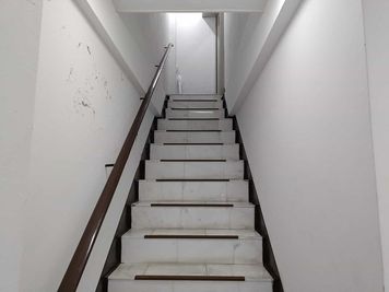 ビル入り口 - LoveGym24梅田 レンタルジム/シェアジム/ プライベートジム/個室ジム/ダンスの入口の写真