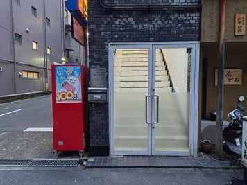 ビル入り口 - LoveGym24梅田 レンタルジム/シェアジム/ プライベートジム/個室ジム/ダンスの入口の写真