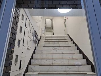 ビル入り口 - LoveGym24梅田 レンタルジム/シェアジム/ プライベートジム/個室ジム/ダンスの入口の写真