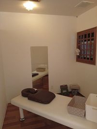 各ブースにはベッド、顔枕、胸当て枕、お着換え入れ、全身鏡を常備しています。 - 沖縄リラク リラク用ベッドがあるシェアサロンの設備の写真