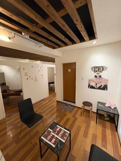 個室のブースが4つ、ロビーにテーブルと椅子をご用意しています。元はエステサロンとして運営していたこともあり、店内は白を基調としたキレイな内装となっています。 - 沖縄リラク リラク用ベッドがあるシェアサロンの室内の写真