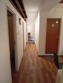 シャワートイレ完備のお手洗いもございます。各ブースにはドアもございますので、プライバシーも守られます。 - 沖縄リラク リラク用ベッドがあるシェアサロンの室内の写真