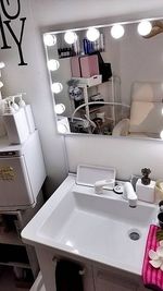 ブースとは別の部屋には流し台とライト付きの鏡もございます。 - 沖縄リラク リラク用ベッドがあるシェアサロンの室内の写真