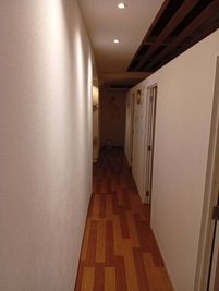 沖縄リラク リラク用ベッドがあるシェアサロンの室内の写真