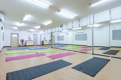 ヨガマット - Studio Beat 天満橋 ダンス・コスプレ撮影・ヨガ・武道・演劇ができる多目的スタジオの室内の写真