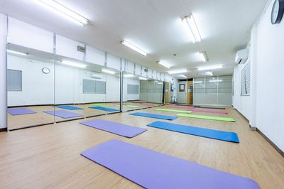 ヨガマット - Studio Beat 天満橋 ダンス・コスプレ撮影・ヨガ・武道・演劇ができる多目的スタジオの室内の写真
