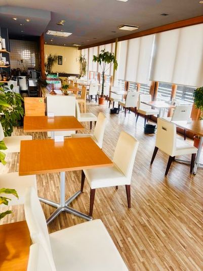カフェ風の明るい店内！飲食店のホール。テーブル、椅子完備。 - つけ麺屋　醸