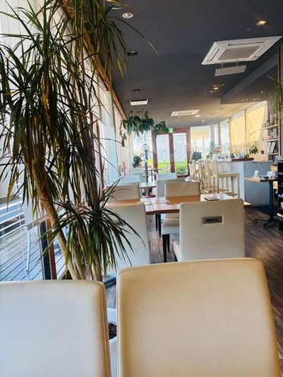 カフェ風の明るい店内！飲食店のホール。テーブル、椅子完備。 - つけ麺屋　醸