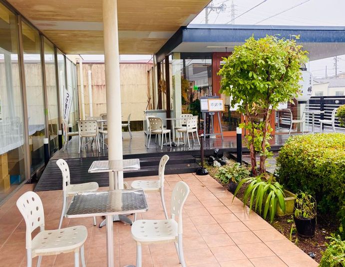 カフェ風の明るい店内！飲食店のホール。テーブル、椅子完備。 - つけ麺屋　醸