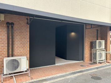 いいオフィス玉造 by BEL～Brick Enter Lab～ 6名用会議室の入口の写真