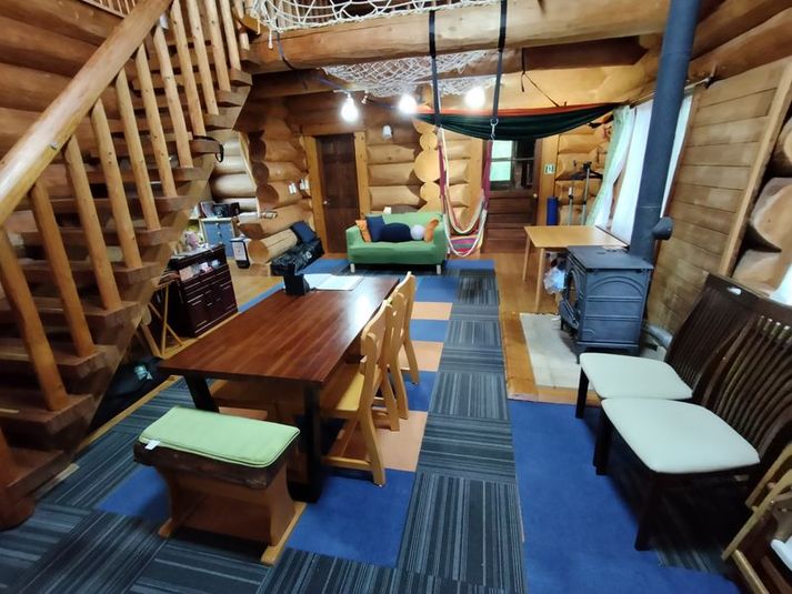 本格的な丸太のカナディアンログハウス一棟貸しも可能です。 - 明野キャンピングベース（ワーキングスペース）