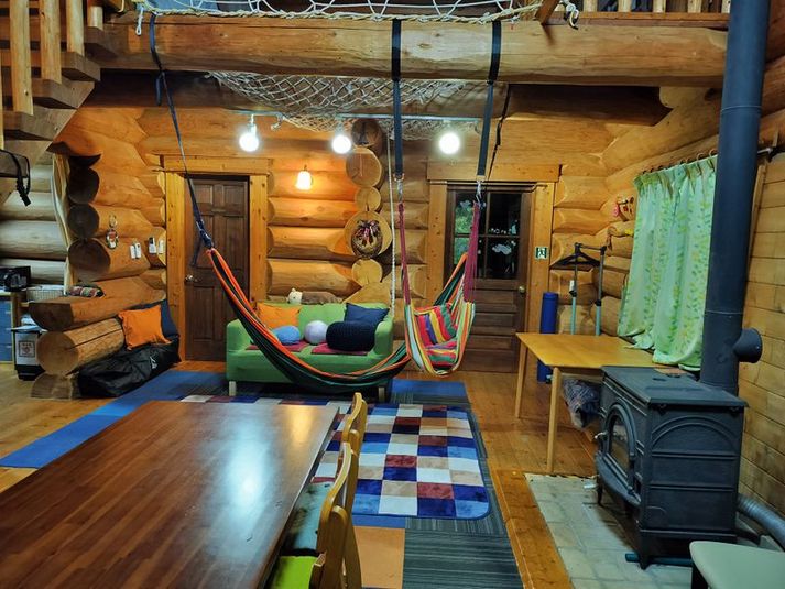 本格的な丸太のカナディアンログハウス一棟貸しも可能です。 - 明野キャンピングベース（ワーキングスペース）