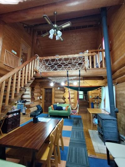 本格的な丸太のカナディアンログハウス一棟貸しも可能です。 - 明野キャンピングベース（ワーキングスペース）