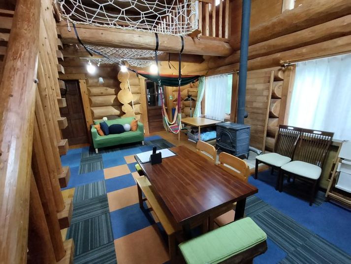 本格的な丸太のカナディアンログハウス一棟貸しも可能です。 - 明野キャンピングベース（ワーキングスペース）