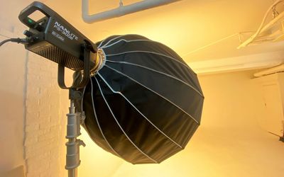 NANLITE FS-300B LED 350W バイカラー 2700-6500Kを新しく導入しました。 - A1 STUDIO／オクタボスタジオ 南青山 Rホリゾントスタジオの室内の写真