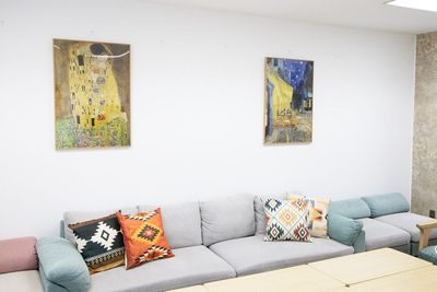 ゆったりとしたソファで楽しいひと時を過ごしてください。 - レンタルスペース -- BB 新宿御苑 -- 女子会/推し活/歓迎会/撮影/上映会/駅徒歩4分！新宿御苑の室内の写真